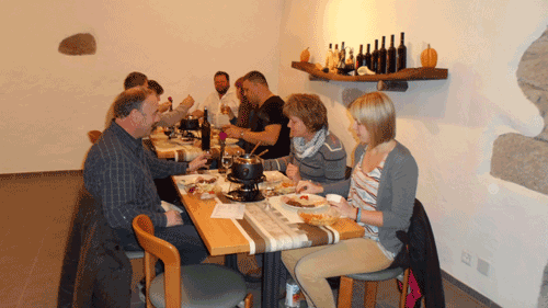 Geselliges Beisammensein beim Fondue Vigneron